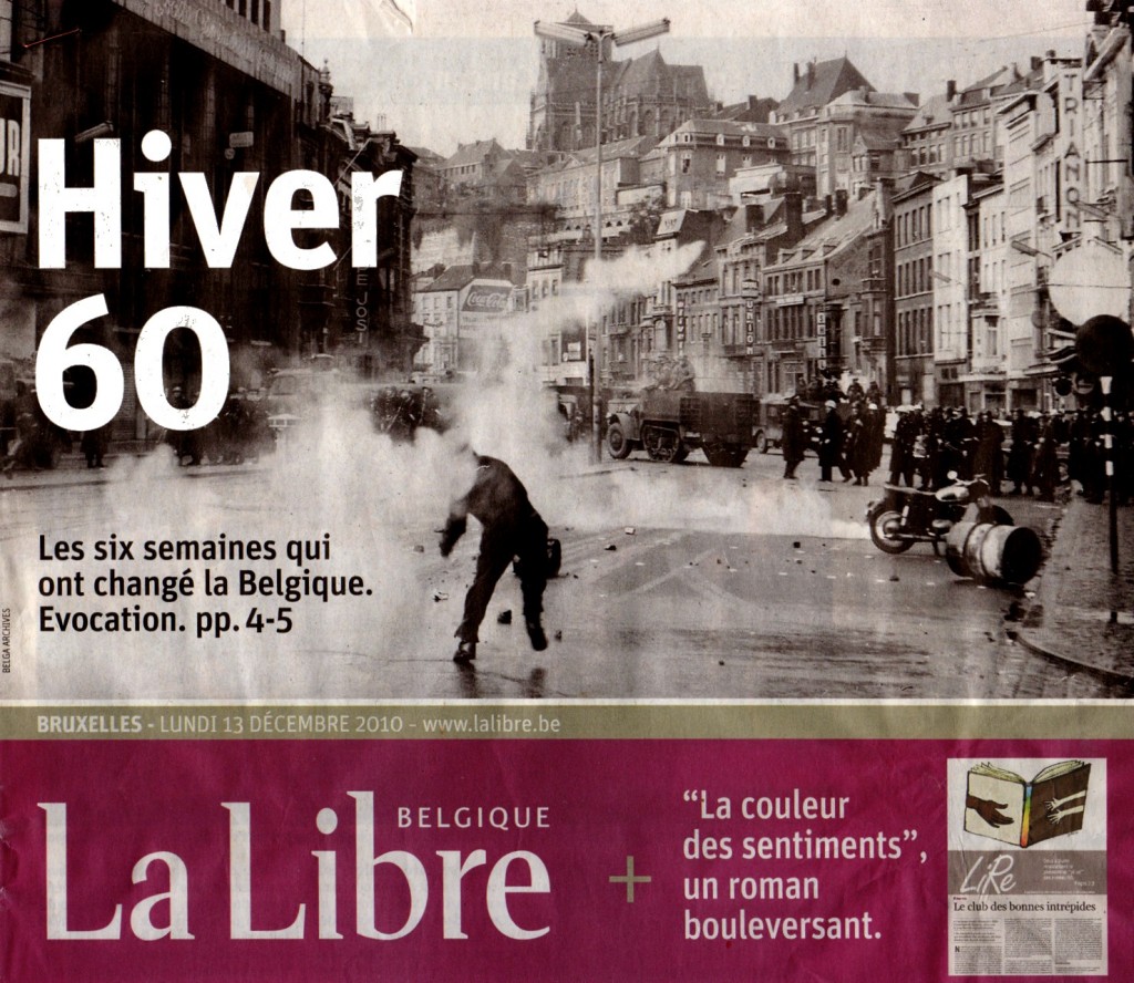 Un homme lance un cocktail molotov sur des barricades de policiers.