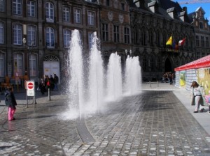 Les 6 jets d'eau verticaux de la fontaine en fonctionnement.