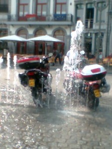 Écologie socialiste : la fontaine devient moto-wash.