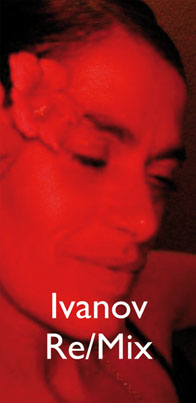 affiche de la pièce de théâtre. Un visage de femme, sous une lumière rouge, avec une fleur dans les cheveux.
